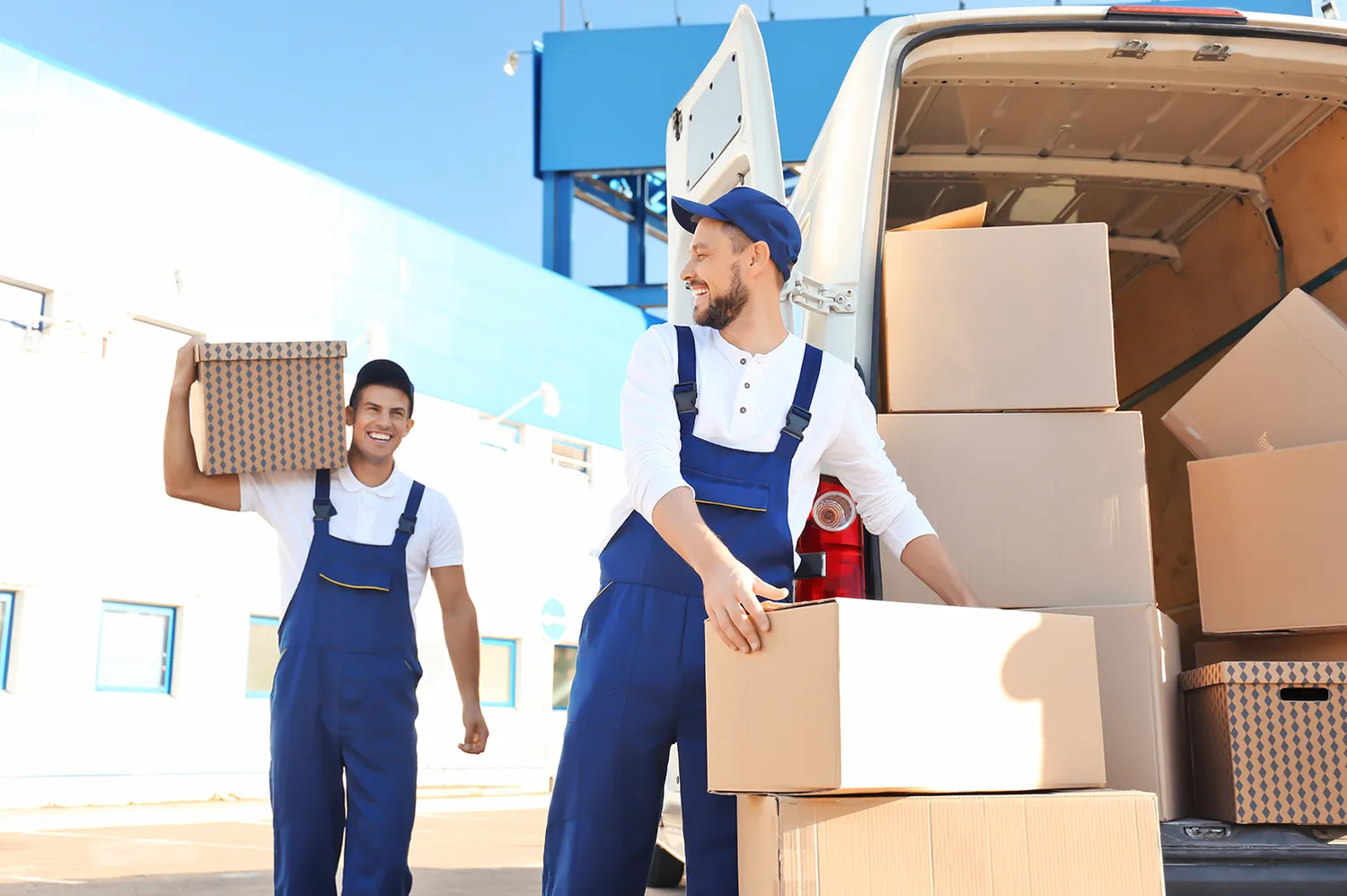 URS GmbH – Transport- und Kurierdienst – Lieferanten laden Umzugskartons aus einem Auto